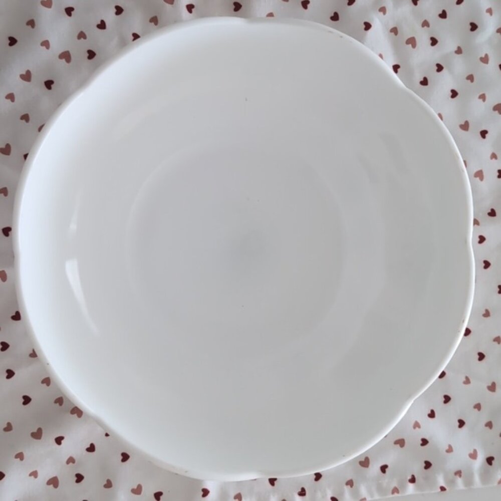 DEAL! Vintage Milk Glass Serving Pedestal Bowl. Scalloped Rim - Picture 4 of 6